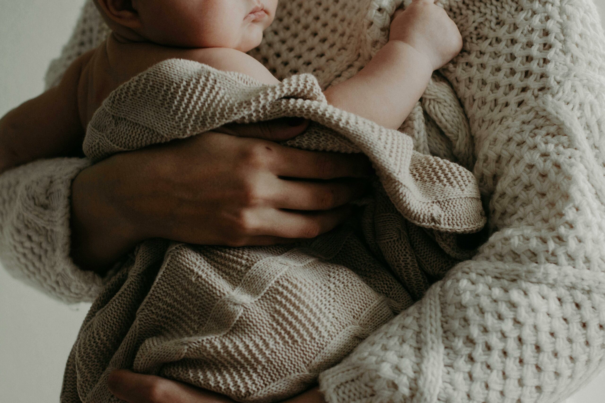 Frau, Die Ein Baby Trägt