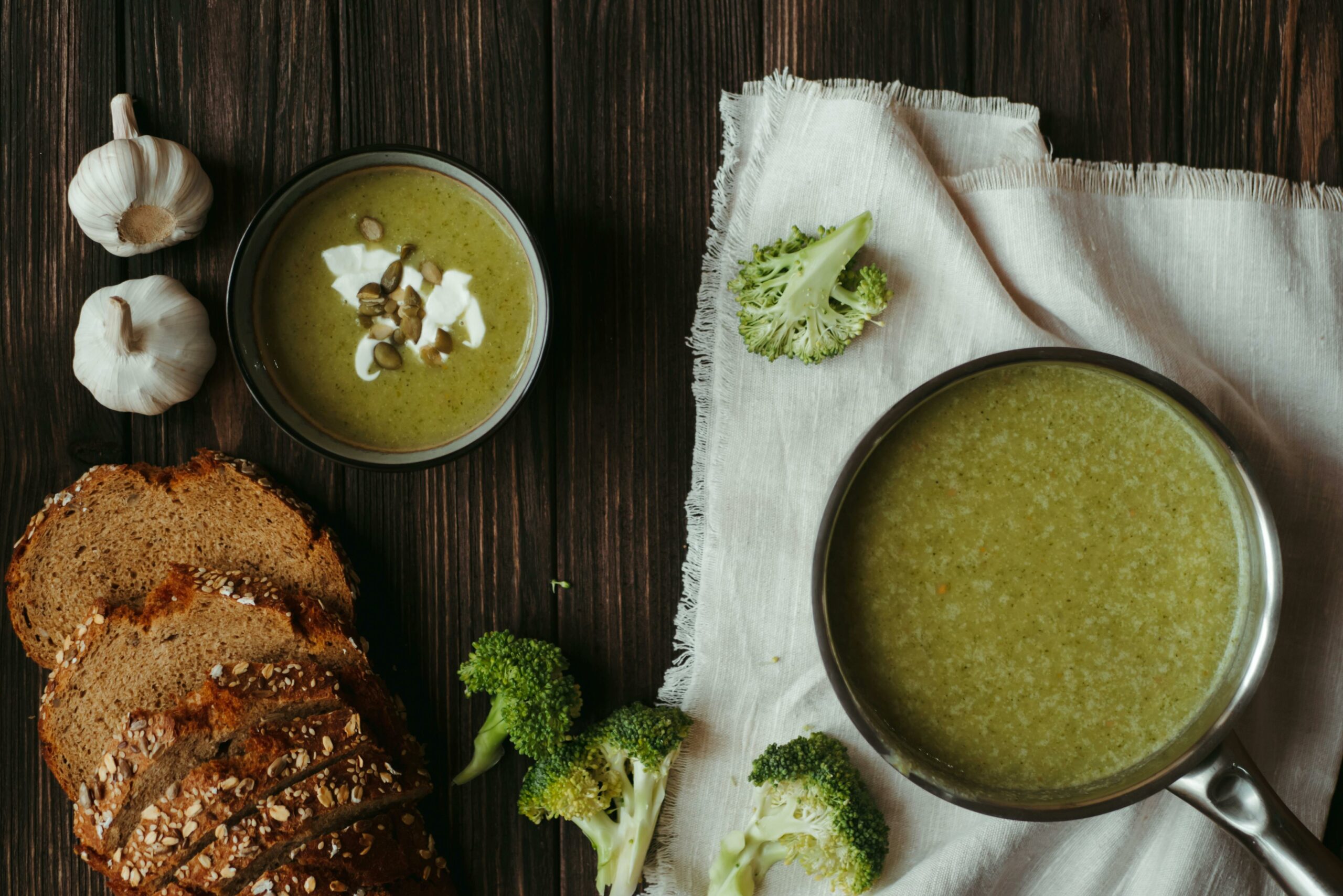 Grüne Suppe Auf Weißer Keramikschale