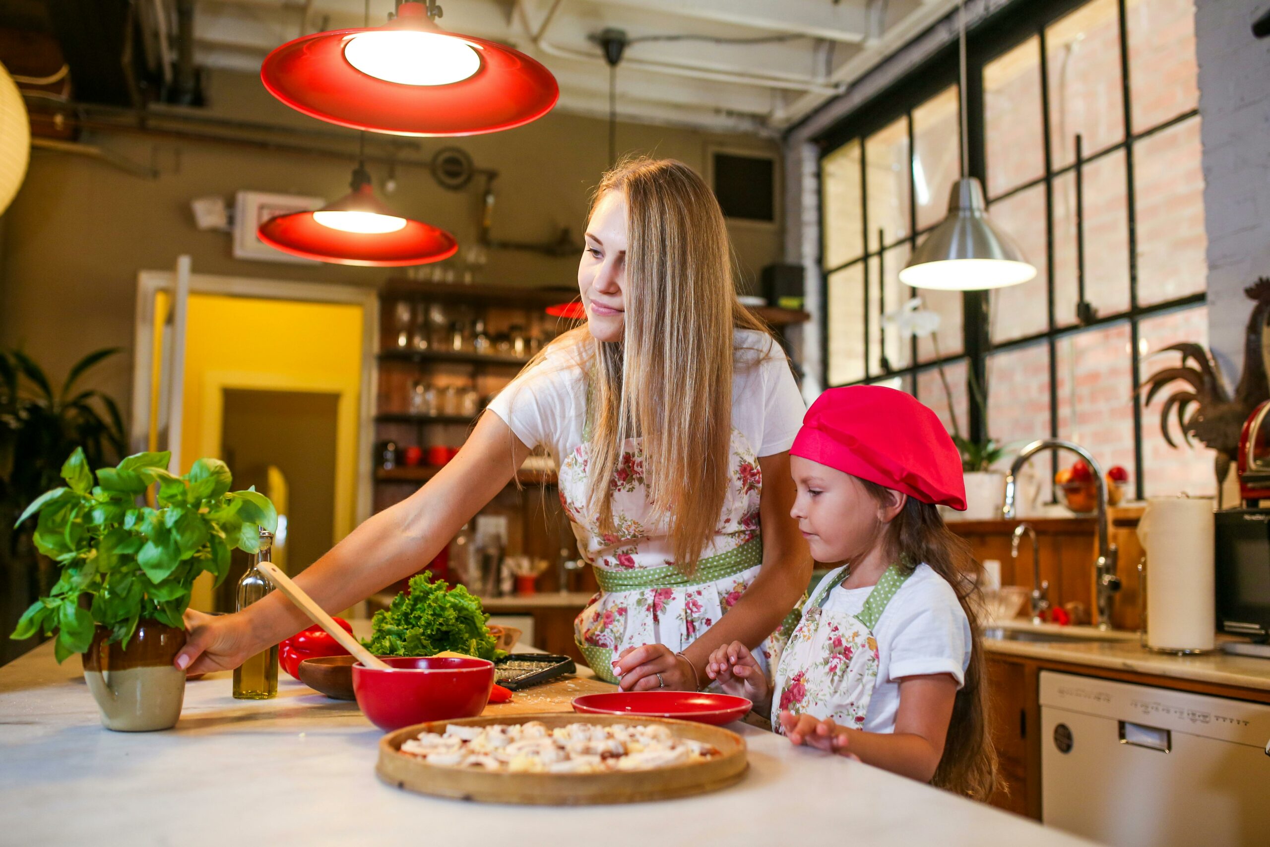 Frau Im Roten Hut, Der Auf Stuhl Vor Tisch Mit Essen Sitzt